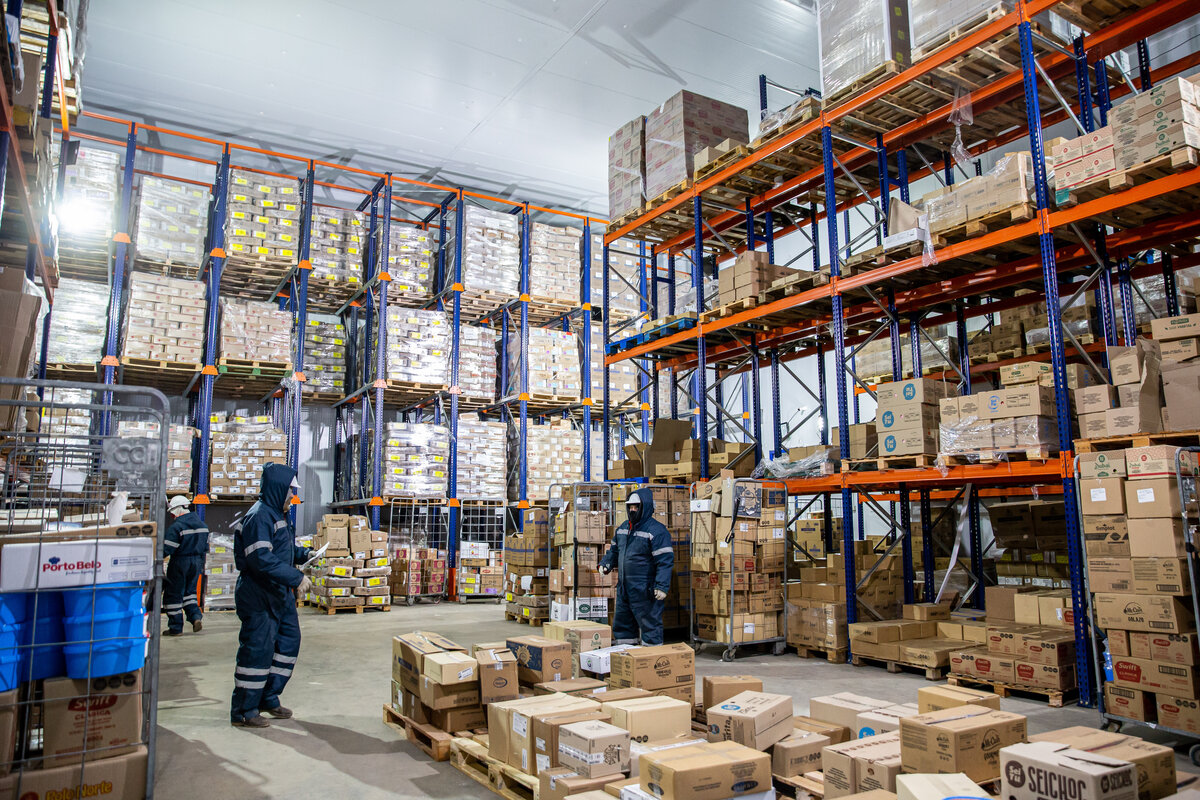 Interior del depósito FRINOA con racks y mercadería