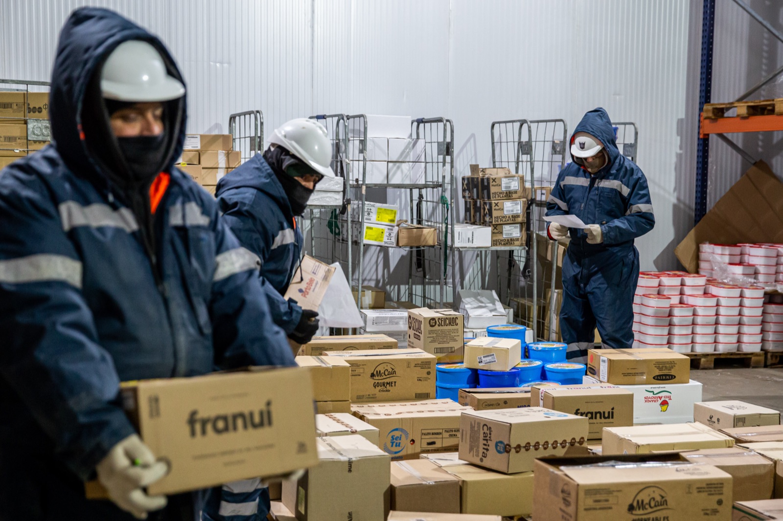 Personal trabajando en cámara frigorífica FRINOA
