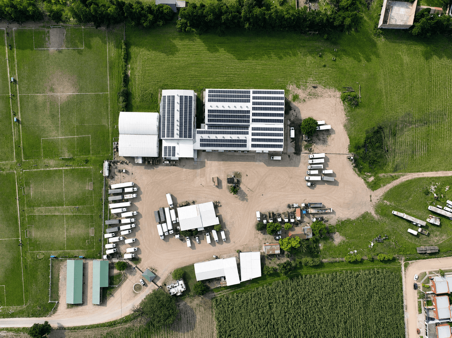 Vista aérea de planta FRINOA con paneles solares